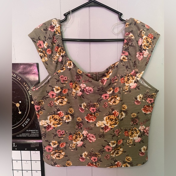 NWT Rewind Floral Sage Green Botton Top ~ HP 🎉 - Picture 5 of 8